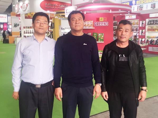 和天津鄭藝民老板、天津晨輝飼料公司董事長(zhǎng)翟勝利合影